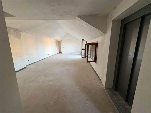 4 locali ultimo piano nel centro storico di Meda (MB) 