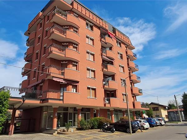 MEDA - VIA CIALDINI - NEGOZIO CON TRE VETRINE